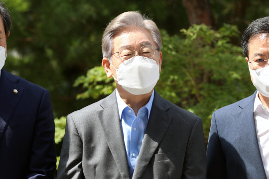 이재명 경기도지사가 지난 18일 광주 남구 한 미혼모 시설을 방문한 뒤 취재진의 질문에 답하고 있다. 연합뉴스